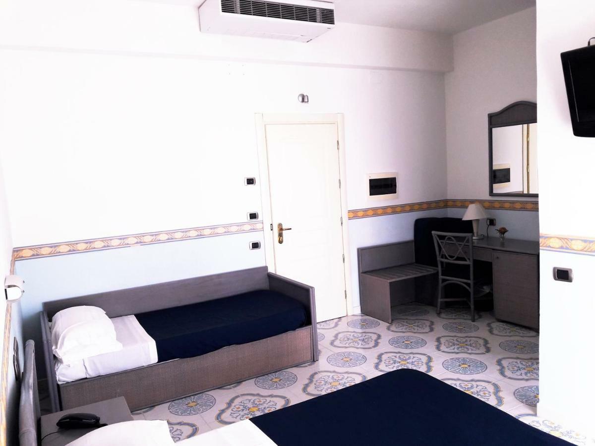 Hotel Stella Maris كاسال فيلينو الغرفة الصورة